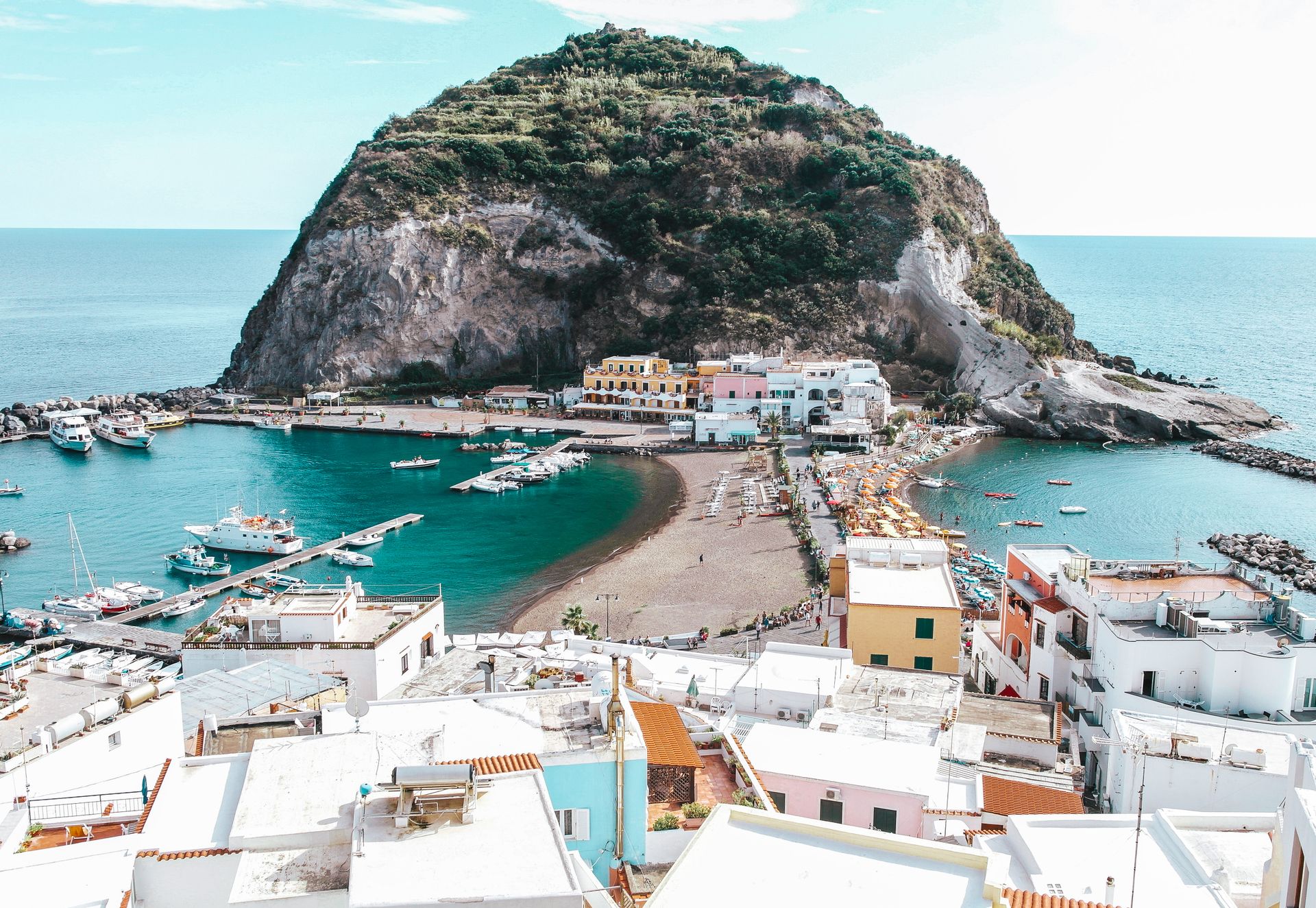 Sant'Angelo d'Ischia dall'alto, con il porto e l'istmo verso la torre
