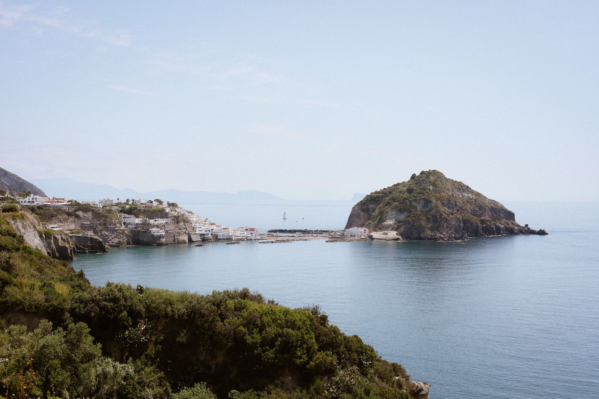 La costa verso Sant'Angelo e la sua torre sul mare